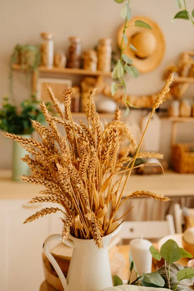 Weizenstacheln in einem weißen Retro-Krug auf dem Küchentisch. — Stockfoto