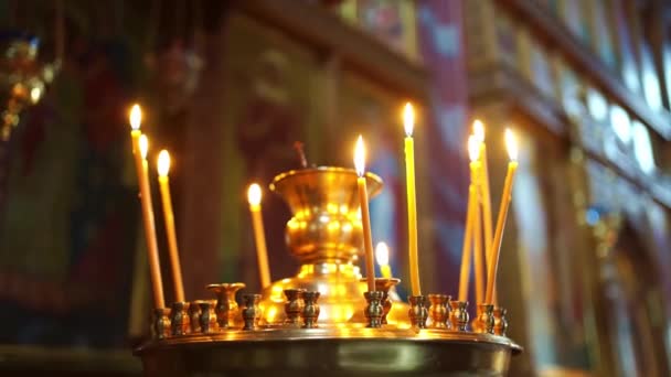 Un candilo est un grand chandelier devant une icône dans une église orthodoxe. — Video