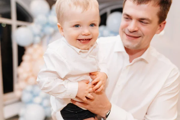 Feliz pai e filho na frente da zona fotográfica com balões — Fotografia de Stock