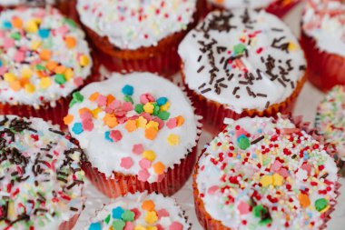 Paskalya pastalarında ya da keklerde şeker jölesi. Geleneksel tatlı ikram..