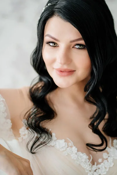 Primer plano. hermosa novia morena en vestido blanco. cabello y maquillaje para novia. — Foto de Stock