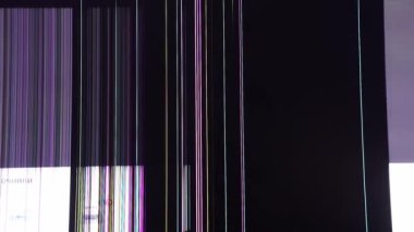 Kırık LCD TV monitörü. Bozuk ekipman onarımı.