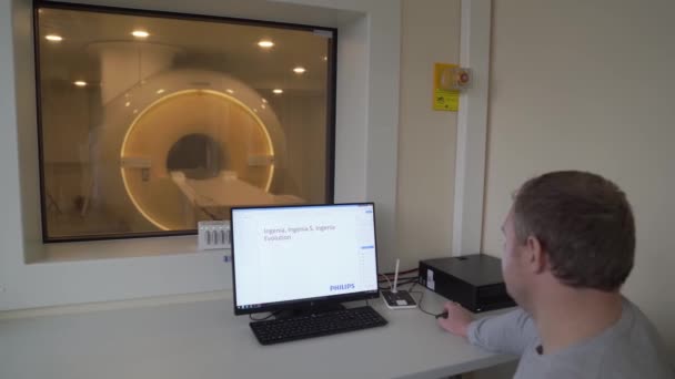 Erkek mühendis manyetik rezonans görüntüleme tarayıcısını ayarlıyor — Stok video