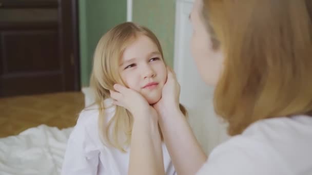 Filha reclama de um mote ou dor no olho e mãe examina-la. — Vídeo de Stock