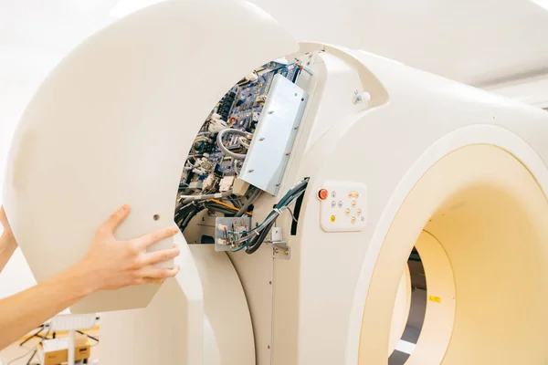 Інженер видаляє обкладинку комп'ютерного томографа . — стокове фото