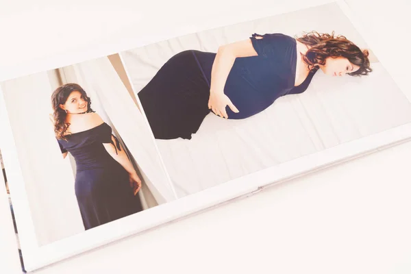Sidorna i en fotobok med en vacker graviditet fotografering. — Stockfoto