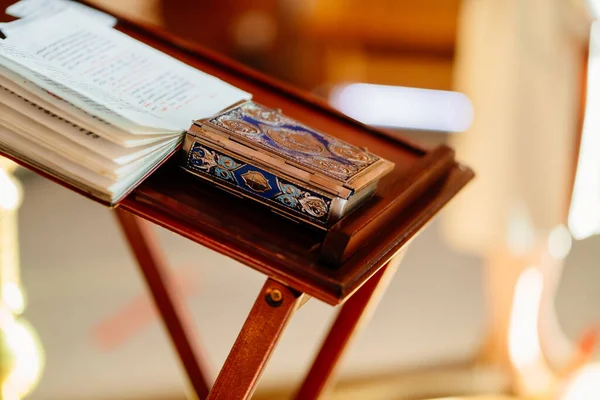 El atril. mesa en la que se colocan los libros litúrgicos durante el servicio. — Foto de Stock