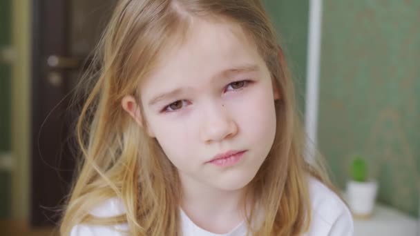 Ritratto di una bambina dolce e triste. litigi per bambini e risentimenti. — Video Stock