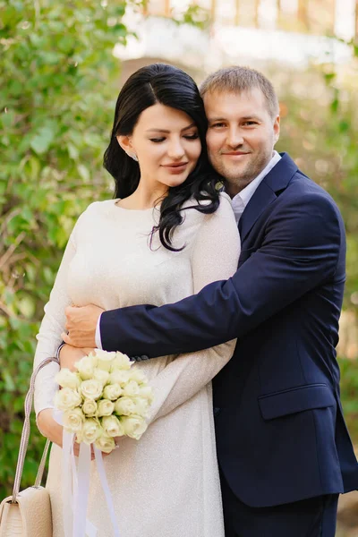 Recién casados. un hombre y una mujer enamorados en vestidos de novia. —  Fotos de Stock