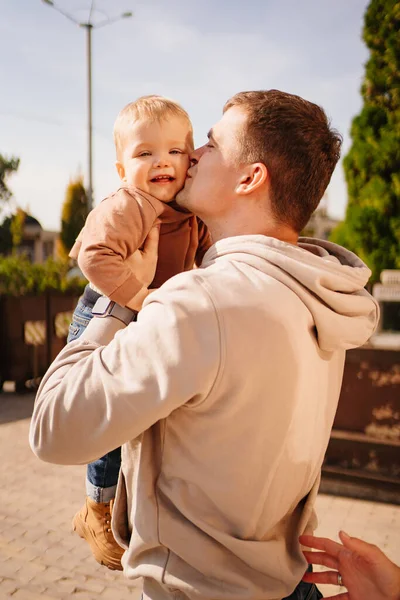 O pai beija e brinca com o filho. jogos e passeios com crianças. — Fotografia de Stock