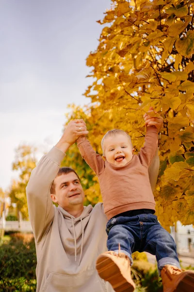 O pai balança e brinca com o filho. jogos e passeios com crianças. — Fotografia de Stock