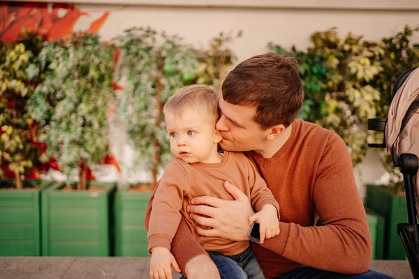 O pai beija e abraça o filho. jogos e passeios com crianças. — Fotografia de Stock