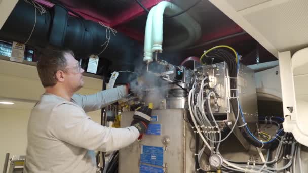 Engineer van het beeldvormingsapparaat voor magnetische resonantie configureer de scanner. — Stockvideo