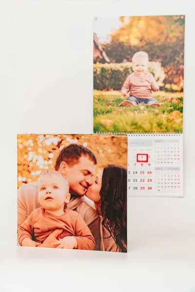 Calendar for 2022 with a photo of boy and photobook from a family photo shoot. — Stock Photo, Image