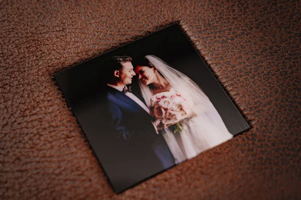 갈색 가죽으로 된 결혼 사진 책 표지와 사진이 붙어 있다 — 스톡 사진