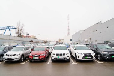 Açık havada ikinci el arabaları park etmek. karlı satış ve araba satın alma.