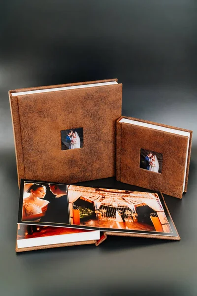 Bröllop fotoböcker i brunt läder bindning med bilder på omslaget — Stockfoto