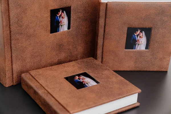 Esküvői fotók barna bőrkötésben, fotókkal a borítón — Stock Fotó