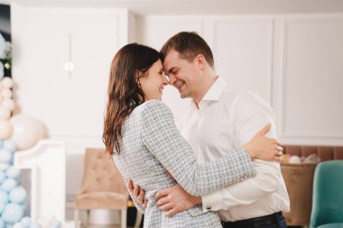 Mutlu ve sevgi dolu bir çift aile şöleninde dans ediyor.. 