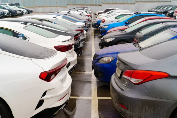 Aparcamiento de coches usados al aire libre. venta rentable y compra de coches. — Foto de Stock