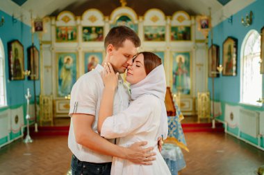 Erkek ve kadın türbanlı ve açık renkli cüppeli.. 