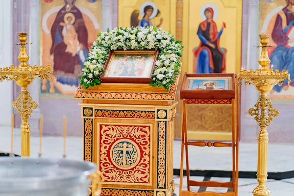 Cerkiew prawosławna z amboną i chrzcielnicą — Zdjęcie stockowe