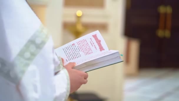 Mãos de um padre com um livro de orações. ler orações e a Bíblia para adoração — Vídeo de Stock