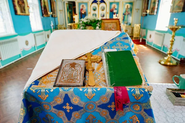 Decoración azul claro de la iglesia ortodoxa con púlpito — Foto de Stock