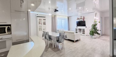 Geniş, parlak oturma odası yemek odası ve mutfak ile birleştirilmiş.