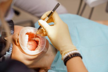 Gerçek. Dişçi hastaların dişlerinin tedavisine hazırlanıyor