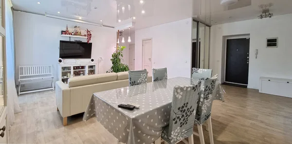 Interior do apartamento. espaçosa sala de estar brilhante combinada com sala de jantar — Fotografia de Stock