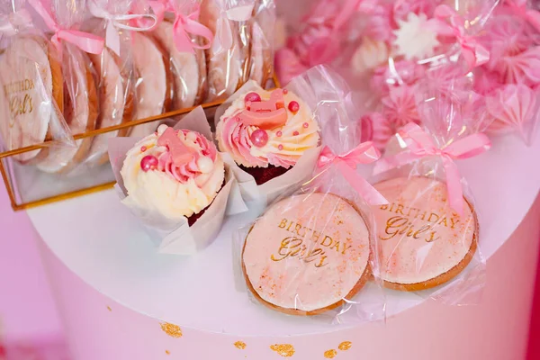 女の子の誕生日パーティーのキャンディーバー。ピンクの装飾. — ストック写真