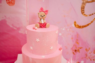 Kızların doğum günü partisi için çikolata. Pembe dekor. Oyuncak ayılı kek. 