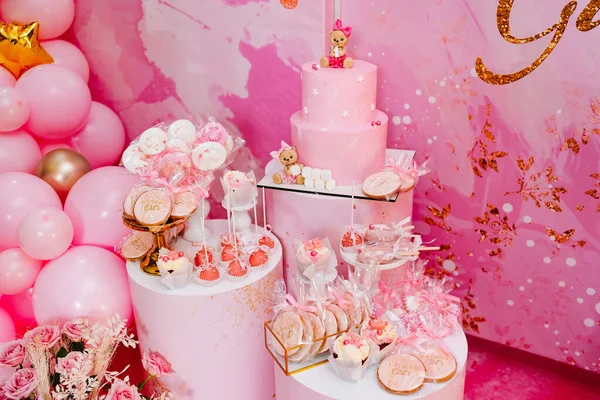 Barra de doces para a festa de aniversário das meninas. decoração rosa. bolo com um ursinho de pelúcia — Fotografia de Stock