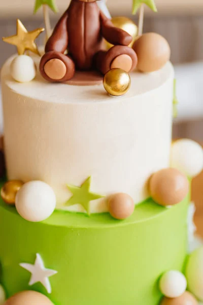 Del av tvådelad vit-grön kaka med bollar, stjärnor och nalle till födelsedag — Stockfoto