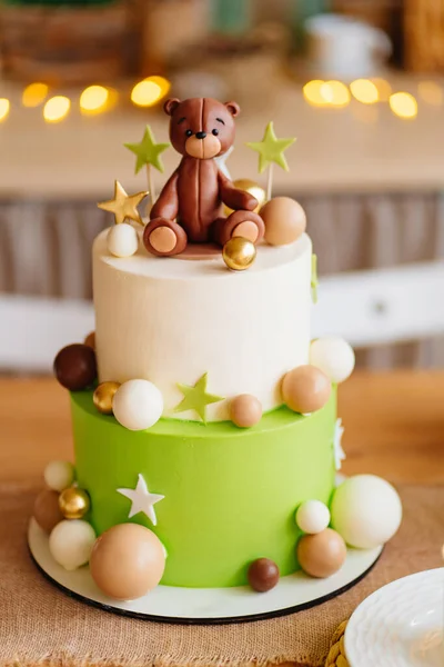 생일 선물로 공, 스타, 곰 인형이 들어 있는 두 겹의 하얀 녹색 케이크. — 스톡 사진