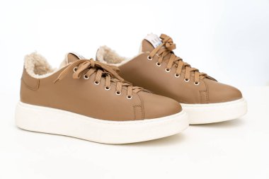 Kahverengi kış spor ayakkabıları Ralf Ringer beyaz arka planda kürklü.