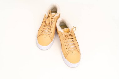 Üst manzara açık kahverengi kış ayakkabıları Puma beyaz arka planda kürklü.