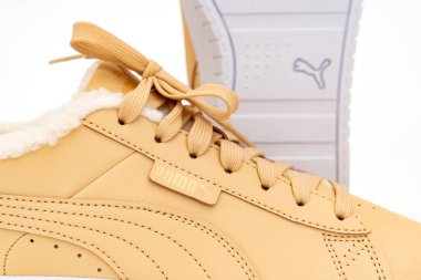 Açık kahverengi kış ayakkabıları Puma beyaz arka planda beyaz tabanlı kürklü..