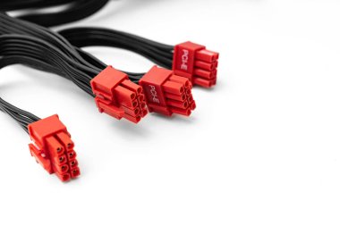 PSU kablosu. Bilgisayarların güç kaynağı beyaz arka planda.. 