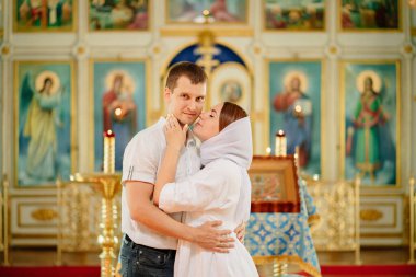 Erkek ve kadın türbanlı ve açık renkli cüppeli.. 