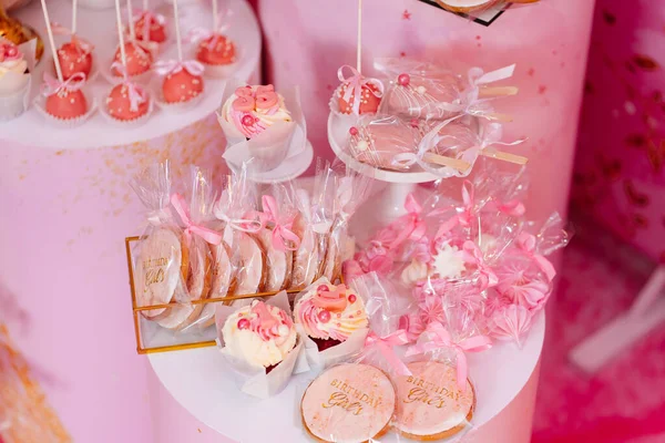 女の子の誕生日パーティーのキャンディーバー。ピンクの装飾. — ストック写真