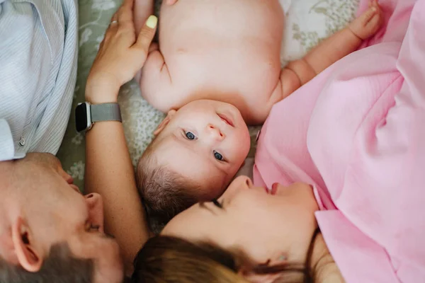 Los padres se acuestan con el bebé. la felicidad de la maternidad. —  Fotos de Stock
