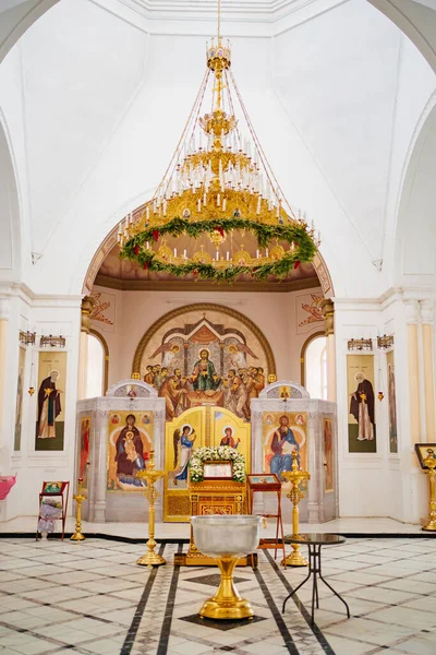 Cerkiew prawosławna z ołtarzem za ikonostazą, amboną i chrzcielnicą — Zdjęcie stockowe