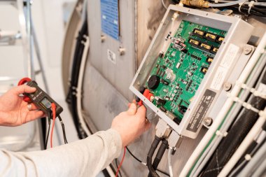 Manyetik rezonans görüntüleme aygıtı tarayıcısının elleri.