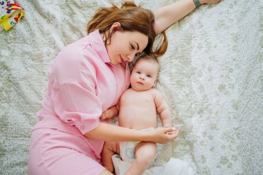 Annem bebekle yatakta yatıyor. Anneliğin mutluluğu.. 