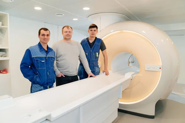 Інженери-установники пристрою mri біля сканера — стокове фото