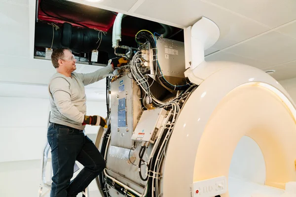 Engenheiro do aparelho de ressonância magnética configurar o scanner. — Fotografia de Stock