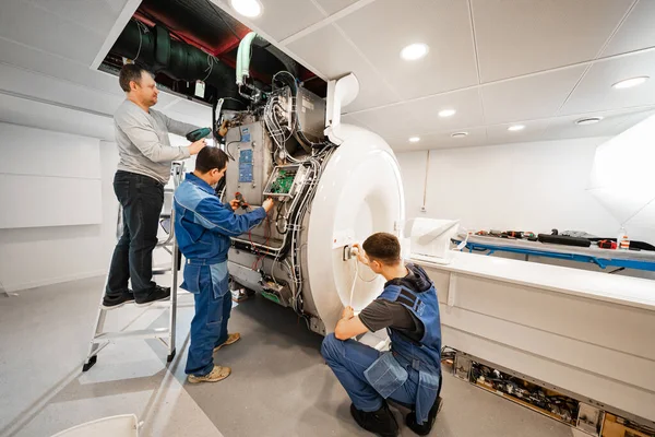 Інженери апарату магнітно-резонансної томографії налаштували сканер . — стокове фото