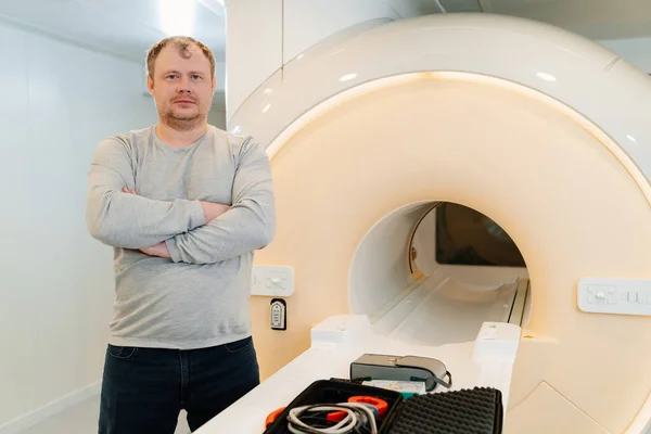 Інженер-установник пристрою mri з інструментами поблизу сканера — стокове фото